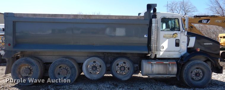 image for item MO9575 2004 Kenworth T800  dump truck