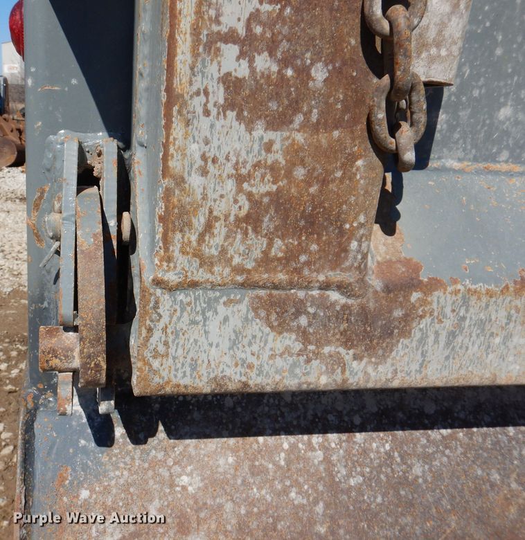 image for item MO9575 2004 Kenworth T800  dump truck