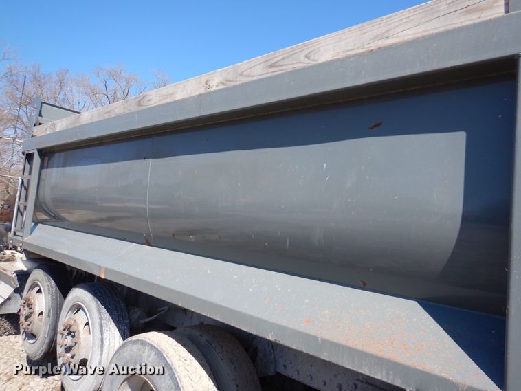 image for item MO9575 2004 Kenworth T800  dump truck