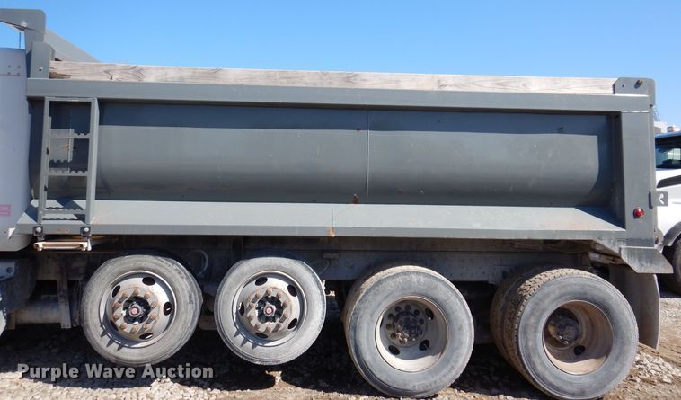 image for item MO9575 2004 Kenworth T800  dump truck