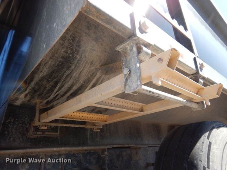 image for item MO9575 2004 Kenworth T800  dump truck