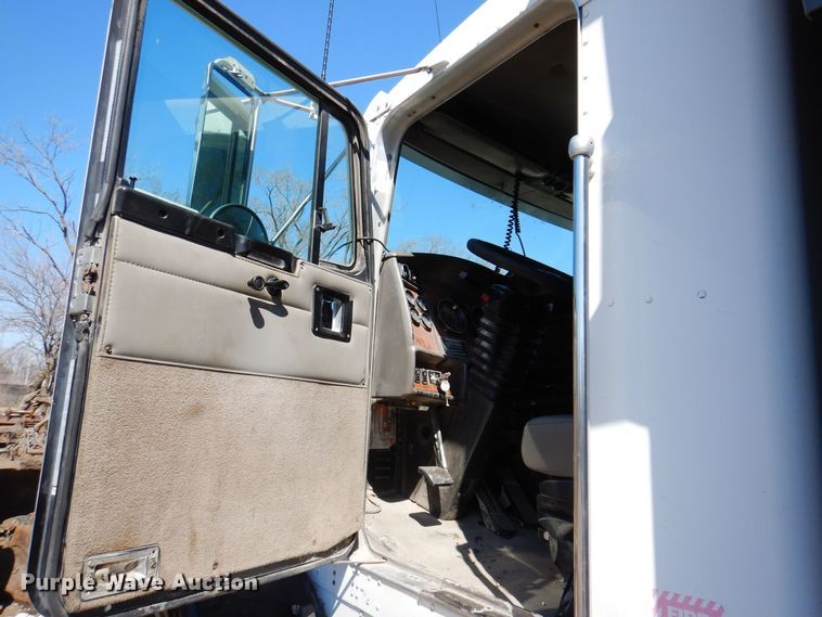 image for item MO9575 2004 Kenworth T800  dump truck