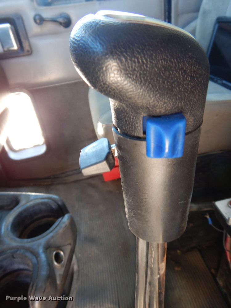 image for item MO9575 2004 Kenworth T800  dump truck