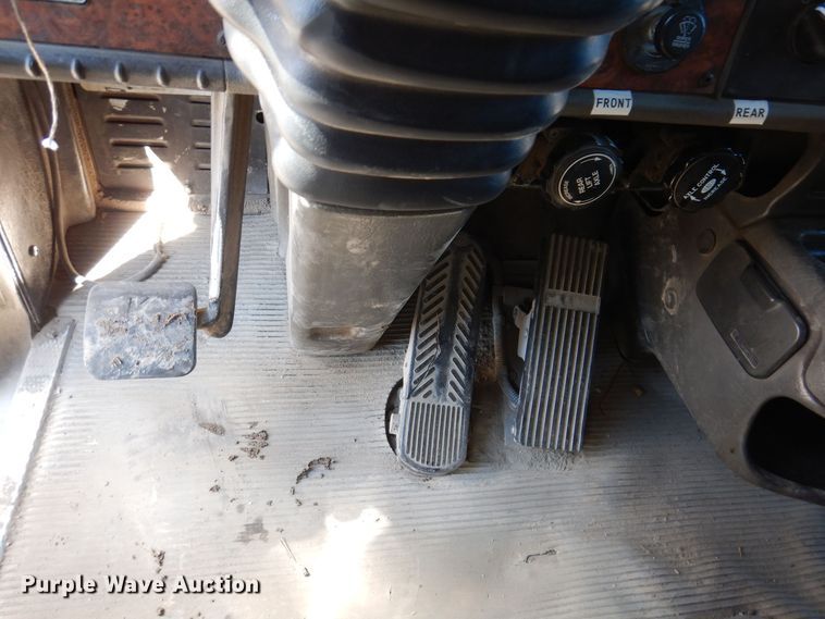 image for item MO9575 2004 Kenworth T800  dump truck