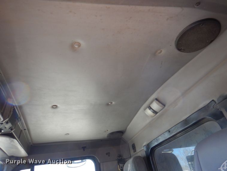 image for item MO9575 2004 Kenworth T800  dump truck