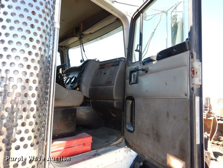 image for item MO9575 2004 Kenworth T800  dump truck