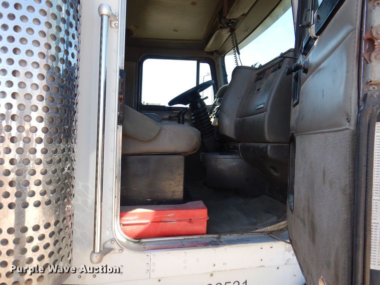 image for item MO9575 2004 Kenworth T800  dump truck