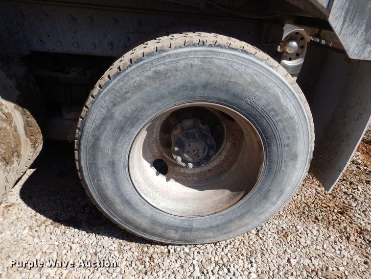 image for item MO9575 2004 Kenworth T800  dump truck