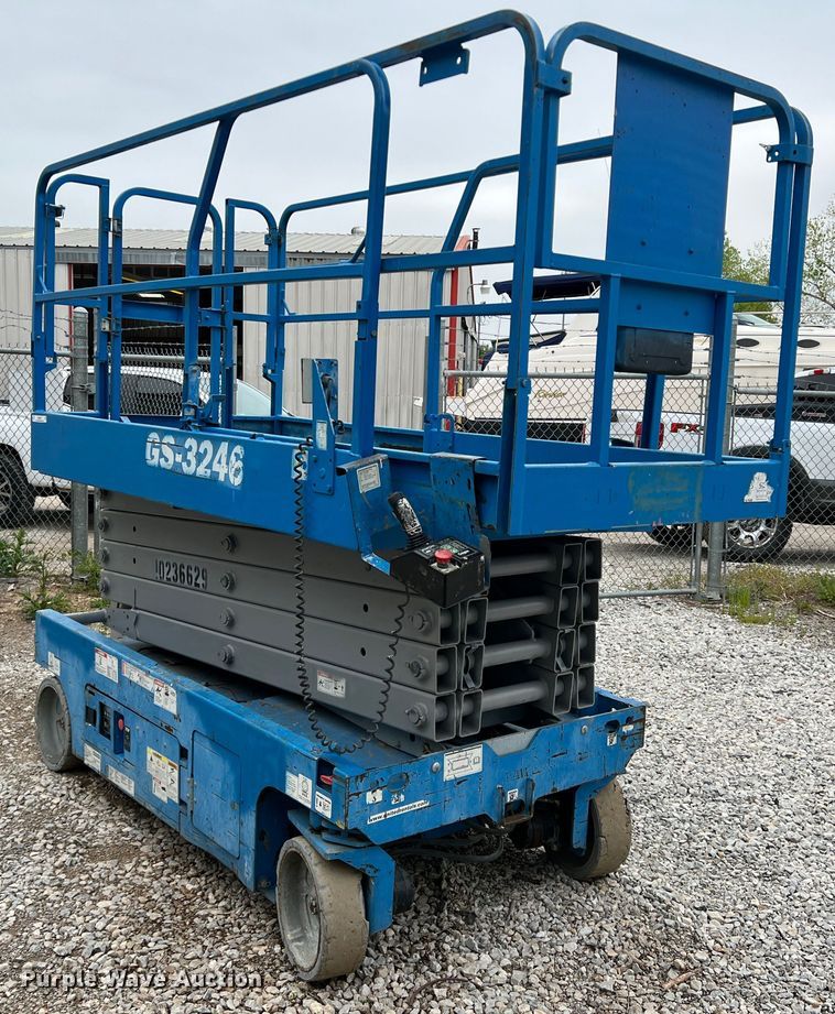 image for item MQ9870 2014 Genie GS-3246  scissor lift