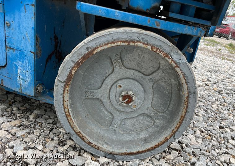 image for item MQ9870 2014 Genie GS-3246  scissor lift