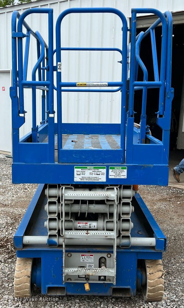 image for item MQ9872 1999 Genie GS2646  scissor lift