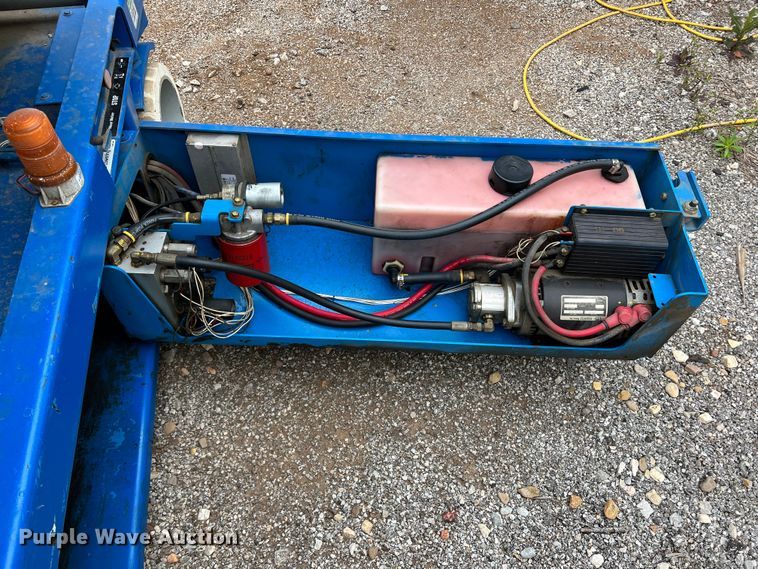 image for item MQ9872 1999 Genie GS2646  scissor lift