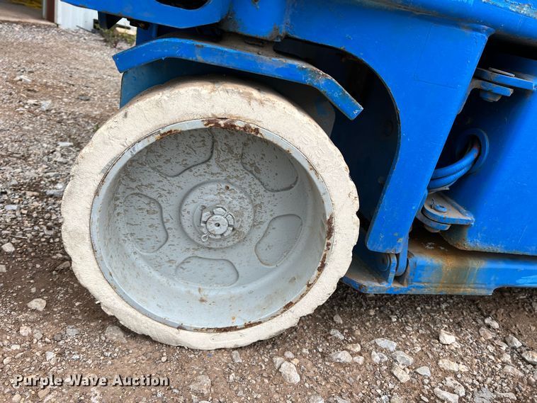 image for item MQ9872 1999 Genie GS2646  scissor lift