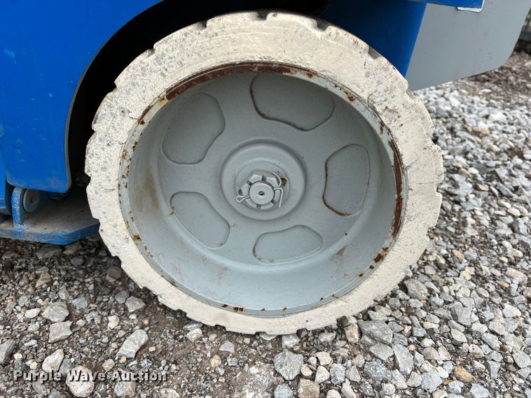 image for item MQ9872 1999 Genie GS2646  scissor lift