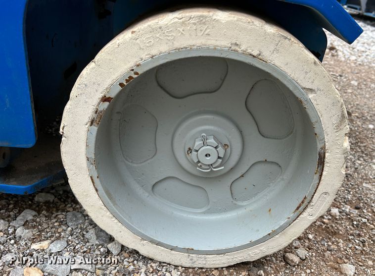 image for item MQ9872 1999 Genie GS2646  scissor lift