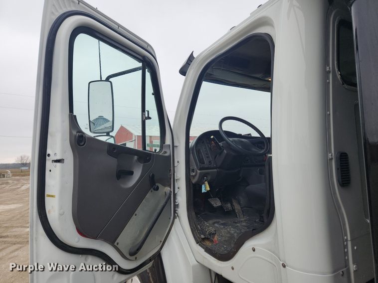 image for item MW9555 2005 Freightliner Business Class M2  dump truck