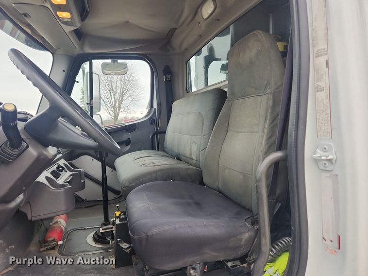 image for item MW9555 2005 Freightliner Business Class M2  dump truck