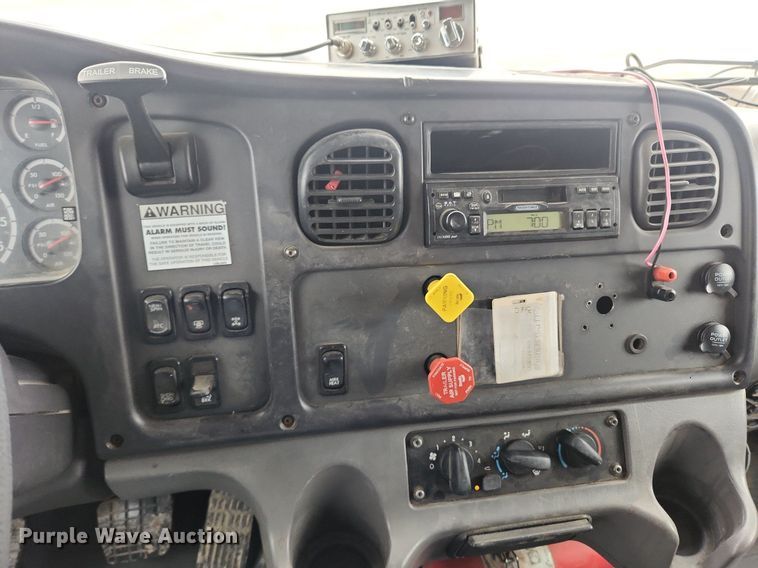 image for item MW9555 2005 Freightliner Business Class M2  dump truck