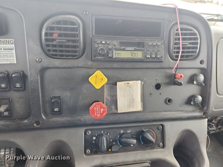 image for item MW9555 2005 Freightliner Business Class M2  dump truck