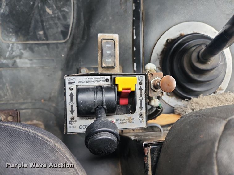 image for item MW9555 2005 Freightliner Business Class M2  dump truck