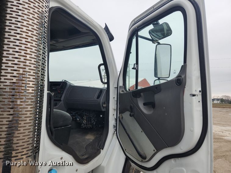 image for item MW9555 2005 Freightliner Business Class M2  dump truck