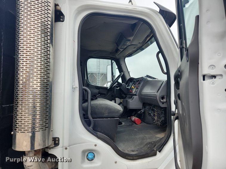 image for item MW9555 2005 Freightliner Business Class M2  dump truck
