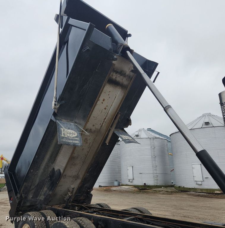 image for item MW9555 2005 Freightliner Business Class M2  dump truck