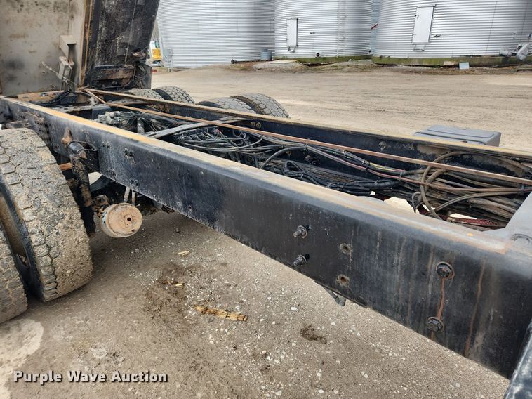 image for item MW9555 2005 Freightliner Business Class M2  dump truck