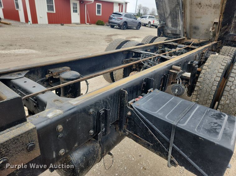 image for item MW9555 2005 Freightliner Business Class M2  dump truck