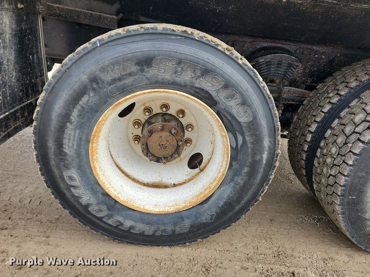 image for item MW9555 2005 Freightliner Business Class M2  dump truck