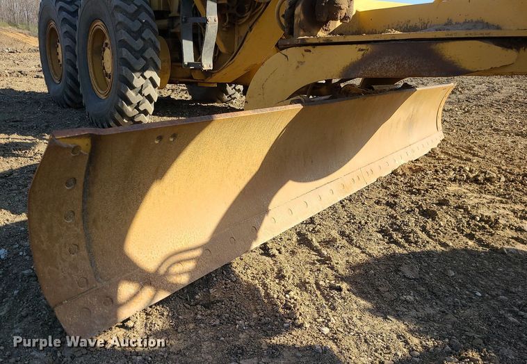 image for item MX9601 1999 Caterpillar 140H  motor grader