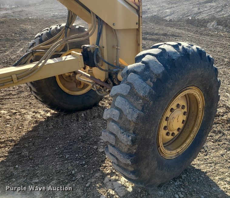 image for item MX9601 1999 Caterpillar 140H  motor grader