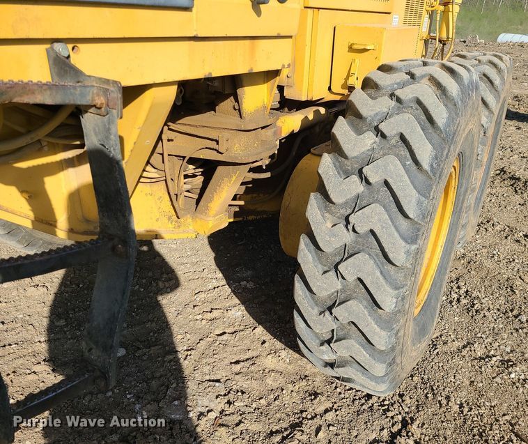 image for item MX9601 1999 Caterpillar 140H  motor grader