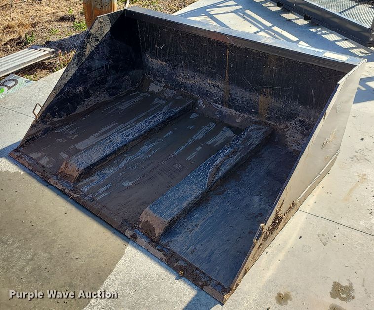 image for item MX9604 2022 Titan 72TFLBCKT  72"W bucket