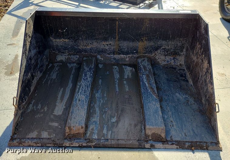 image for item MX9604 2022 Titan 72TFLBCKT  72"W bucket