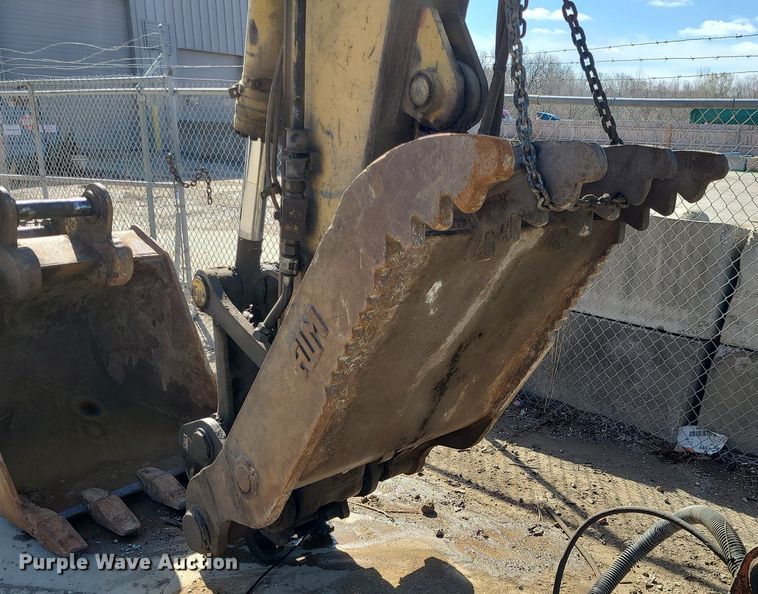 image for item MX9605 2003 Komatsu PC220LC-7  excavator