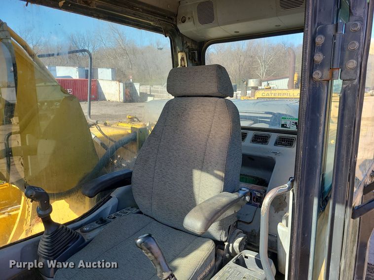 image for item MX9605 2003 Komatsu PC220LC-7  excavator