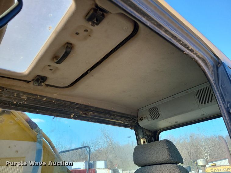 image for item MX9605 2003 Komatsu PC220LC-7  excavator