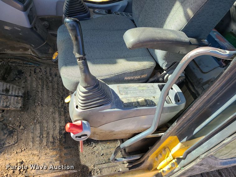 image for item MX9605 2003 Komatsu PC220LC-7  excavator