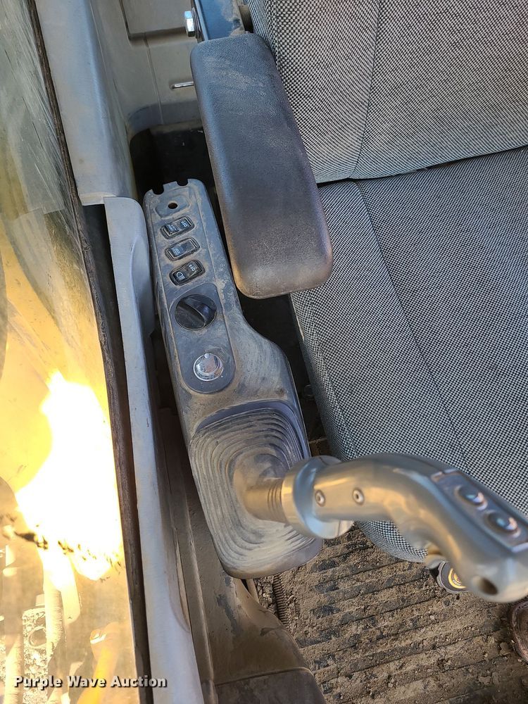 image for item MX9605 2003 Komatsu PC220LC-7  excavator