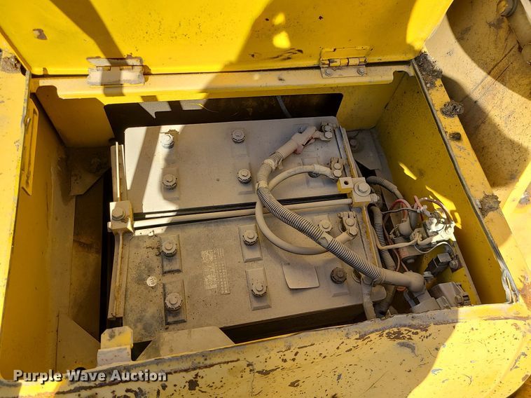 image for item MX9605 2003 Komatsu PC220LC-7  excavator