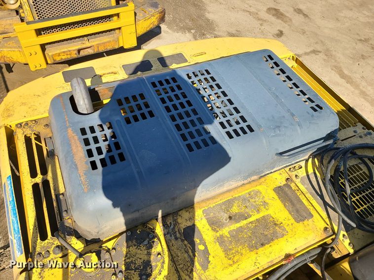 image for item MX9605 2003 Komatsu PC220LC-7  excavator