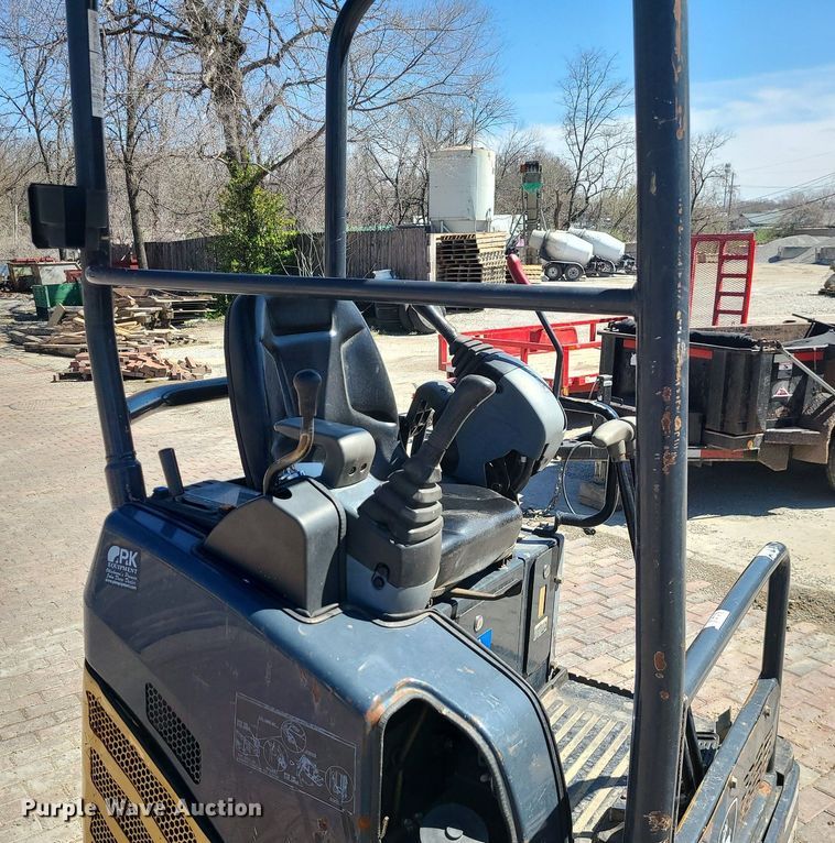 image for item MX9608 2012 John Deere 17D  mini excavator