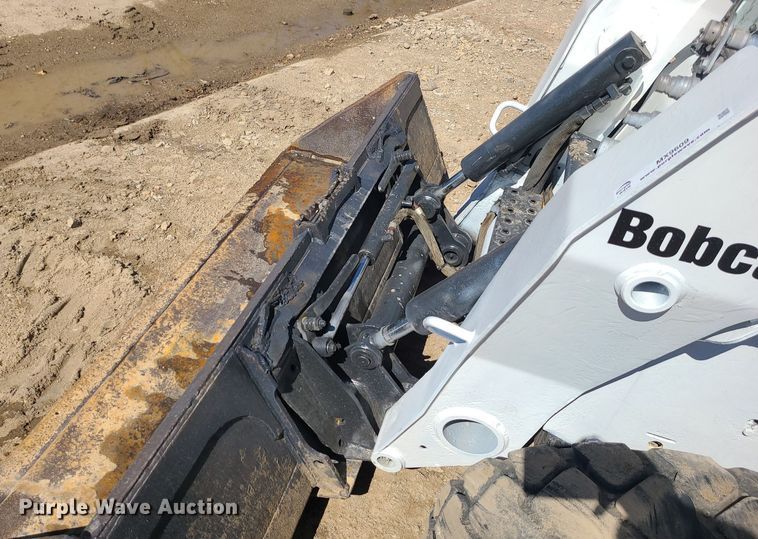 image for item MX9609 2006 Bobcat S250  skid steer loader