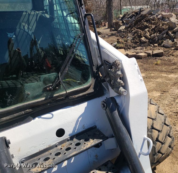 image for item MX9609 2006 Bobcat S250  skid steer loader