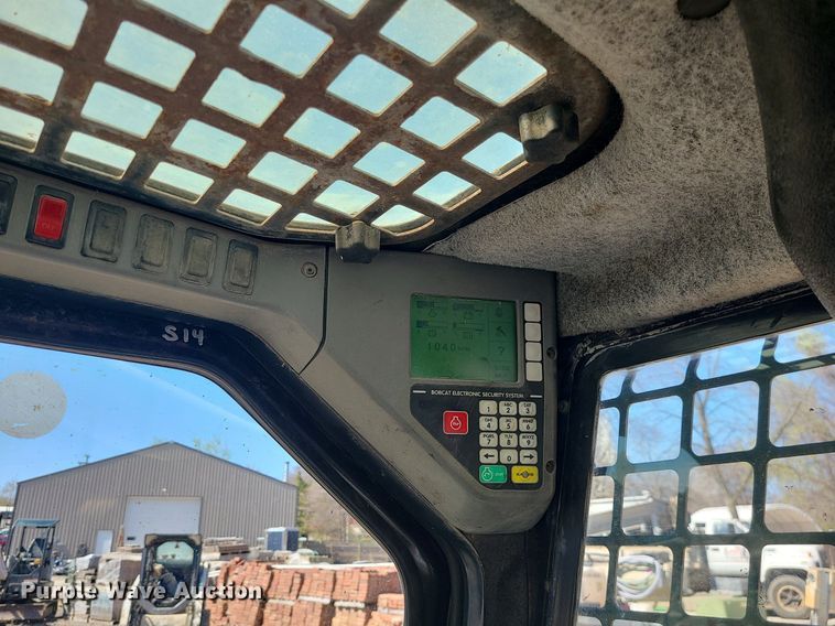 image for item MX9609 2006 Bobcat S250  skid steer loader