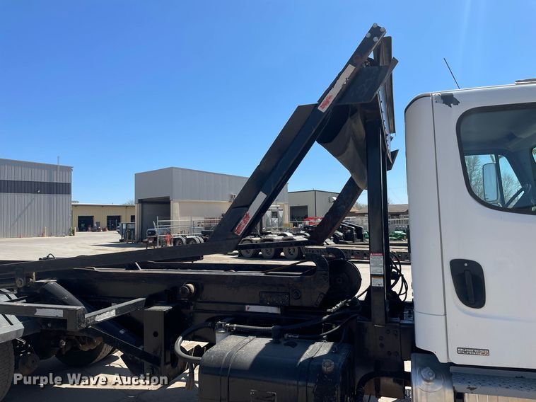 image for item MY9244 2007 Freightliner Business Class M2  roll-off container truck