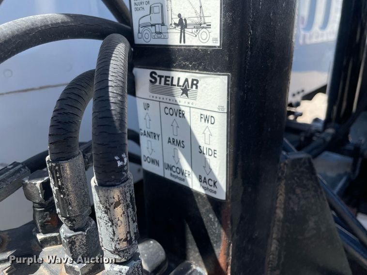 image for item MY9244 2007 Freightliner Business Class M2  roll-off container truck