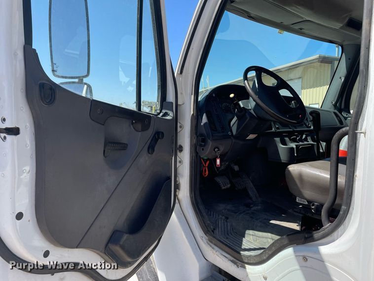 image for item MY9244 2007 Freightliner Business Class M2  roll-off container truck