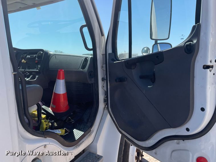 image for item MY9244 2007 Freightliner Business Class M2  roll-off container truck